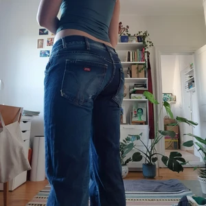 Raka miss sixty jeans - Raka lågmidjade miss sixty jeans. I väldigt bra skick. Köpta förra sommaren på sellpy. Strl M för män.  Midjemått: 42 rakt över. Innebenslängd: 84 Jag är 173 på bilden. Har inte kollat vad frakten blir än🍓🥭 pris diskuterbart 