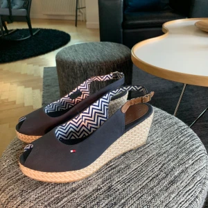 Kilklackar  - Somriga kilklackar från Tommy Hilfigher som endast använts en gång🌻