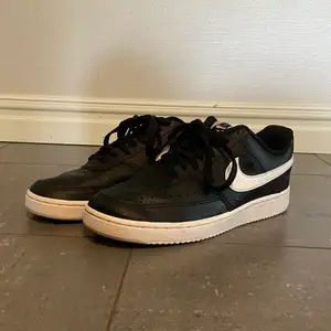 Nu är de här Nike skorna till salu. De är använda få gånger och har lite smuts under till. 🤍