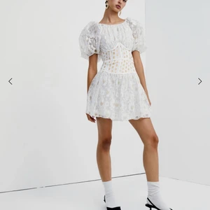 Love and Lemons Klänning  - Säljer denna fina vita sommarklänningen med guld detaljer från Love and Lemons. Köpt för 3500kr och säljer nu för 1000