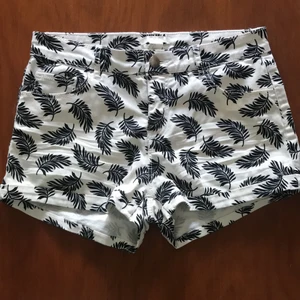 Shorts stl 34 - I fint skick! Bara knappen som har ändrat lite färg - var helt silvrig från början 