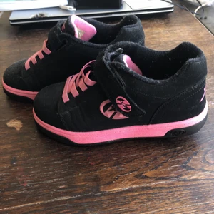 🌸Heelys🌸 - Säljer nu mina heelys rullskor pga dom är försmå. Väldigt roligt att åka runt på.