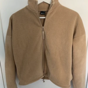 Flis kofta från Gina tricot  - Beige flis kofta från Gina tricot, i storlek xxs men passar även xs. Bra skick endast använd fåtal gånger.