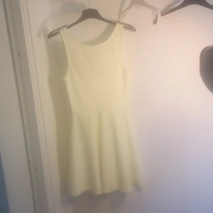 FIN KLÄNNING FRÅN H&M - Fin anvend en gång fint skick inte trasig 