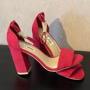 Röda klackar - Super snygga klackar från Nelly i rött. Helt oanvända och finns i strl 37.