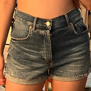 Ginatricot - 💜 Fin korta byxor som aldrig använd 💜Storleken är 40 💜Hör gärna av dig om du vill se fler bilder. 