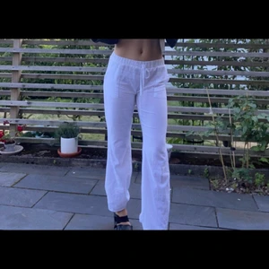 Linnebyxor st:S - Säljer dessa snygga vita linnebyxorna för dom tyvärr är för korta för mig då jag vill ha dom lite längre, är 170!! Kontakt om ni vill köpa 💕 jätte fin färg och sitter perfekt i midjan som man kan dra åt eller släppa lös med snörerna!!