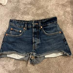 Fina mörkblåa, midrise jeansshorts från zara 🫶🏼 endast använda en gång och väljer att säljer då dem inte kommer till användning längre 