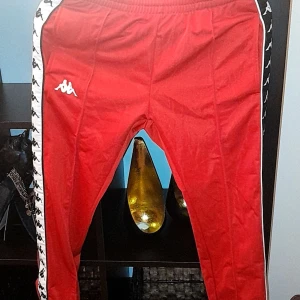 Kappa mjukis - Nya Kappa mjukis, aldrig använt för dom var för små o testade inte i affären✨dom öppnas på sidan med knappar. Storlek xs✨