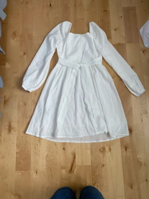 Vit klänning  - Oanvänd klänning från shein, storlek s passar mig som har 36-38. Ej genomskinlig, med knytning i midjan.