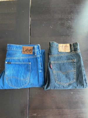 2 par märkesjeans - Säljer nu 2 par jeans som inte längre kommer till användning.  1 par är från Lee i storlek 32-32 1 par är från Jacksonville i storlek 32-32 Båda byxorna är i mycket fint skick och har inga defekter. Hör gärna av er vid frågor eller liknande!