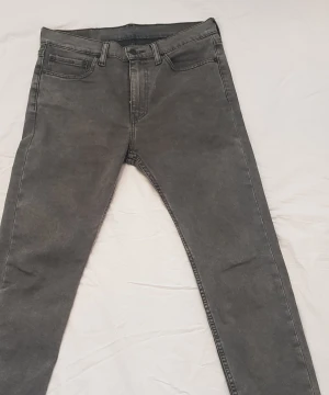 Gråa Levi's byxor  - Säjer dem här Jättefina gråa Levi's byxorna!!! Använda många gånger men är i ett super bra skick. Kom ptivat för frågor💛