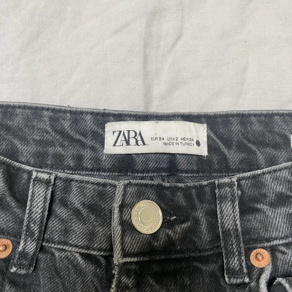 Säljer dessa zara straight jeans i bra skick dock med ett litet hål vid hälen😍 köptes för 349 men säljer för 150! skriv vid intresse osv💞. Jeans & Byxor.
