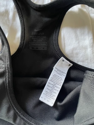 Sport topp - En svart sport topp i nike