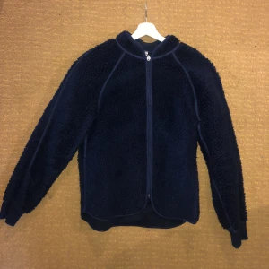 Björnkläder - Asmysig Vintage Björnkläder, typ ull-fleece jacka/tröja. Storlek M. Men Liten! Passar tjejjer i M, Killar i S. Har en till lika till mig själv. 