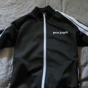 Palm Angels Zip - Palm Angels zip som jag köpte för ett tag sedan. Tröjan har använts rätt mycket men är ändå i bra skick.  Priset är rätt lågt eftersom den är välanvänd, men priset kan diskuteras