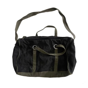 True religion väska - Gymväska / crossbody från true religion, mindre skavanker som noppror  men inget som stör användningen