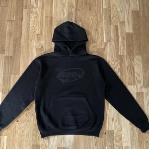 MADEBYMODA Year 2000 hoodie  - Säljer denna osläppta MADEBYMODA hoodien. Endast använd vid fotning ett par gånger annars som ny. Retail ligger på 749 sek. Säljer den nu för 450 sek! 