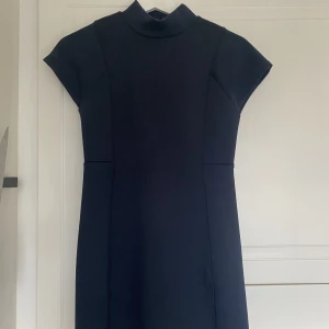 Klänning  - Mörkblå!! Lite tjockare i tyget och sitter skitsnyggt! Går ungefär till knäna 💙💙