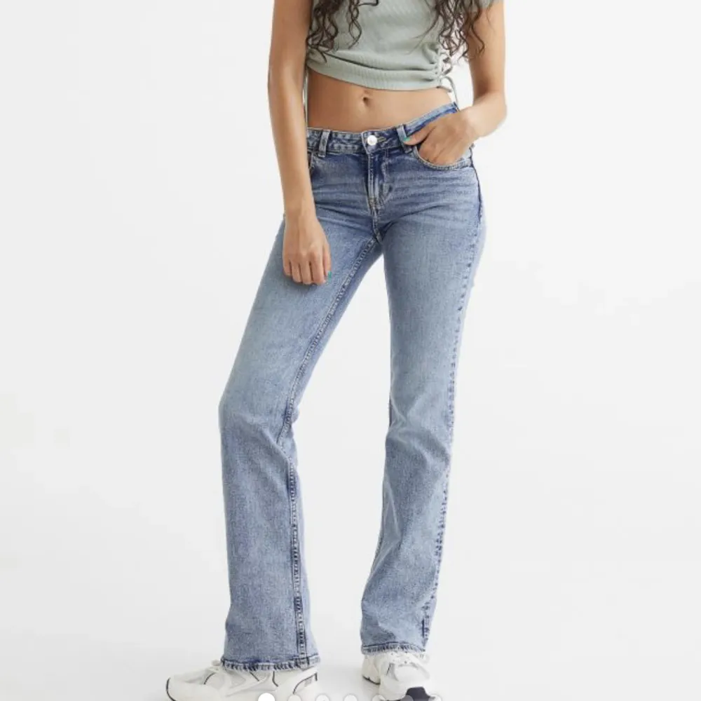 Säljer dessa skitsnygga lågmidjade jeansen ifrpn Hm! Säljer då jag känner att de är lite förstora för mig!❣️ Tryck inte på köp nu. Jeans & Byxor.