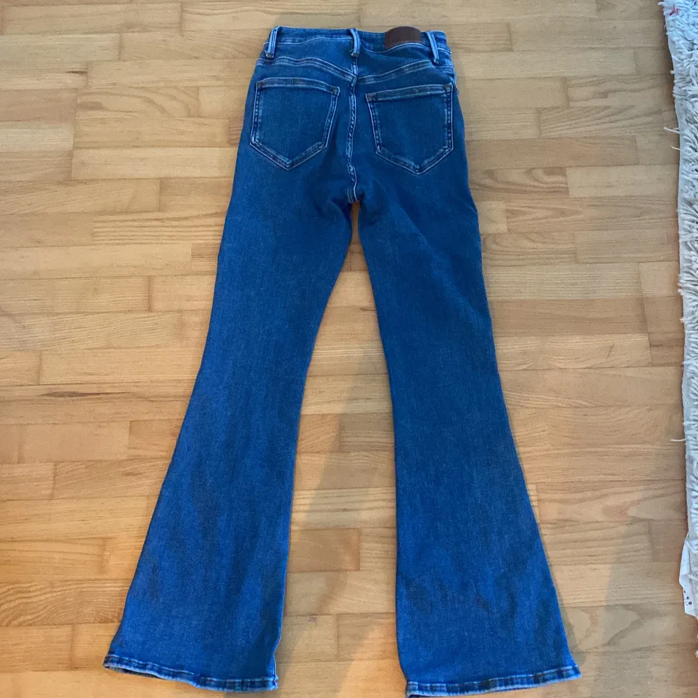 Säljer ett par bootcut jeans i modellen Peachy flare från bikbok! Använda några få gånger, så inte slitna alls. Kostade på bikbok 600 kr men säljer nu för 250 kr. Finns i Göteborg! . Jeans & Byxor.