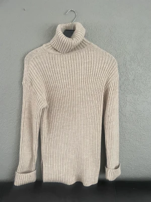 Tröja från Nakd  - En beige stickad tröja från Nakd, är aldrig använda💕