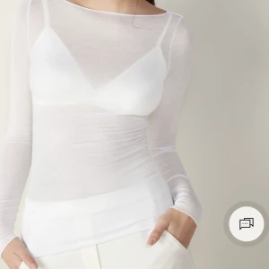 Intimissimi tröja  - Säljer även min vita intimissimi tröja då den aldrig kommer till användning. Den har ett litet hål på ryggen men som inte syns när man har den på sig (därav priset) 