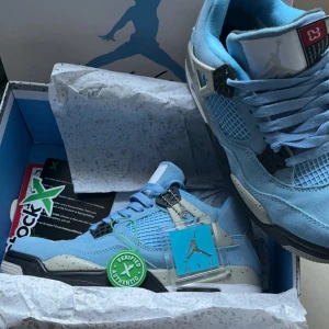 Air Jordan 4 university Blue  - Allt på bild medföljer, nya, säljes pga att dem är för små för mig. 