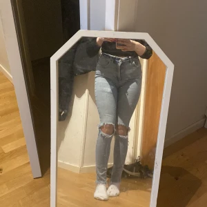 Ljus blåa jeans med hål i knäna - Älskar dom här byxorna men har ett par exakt likadana