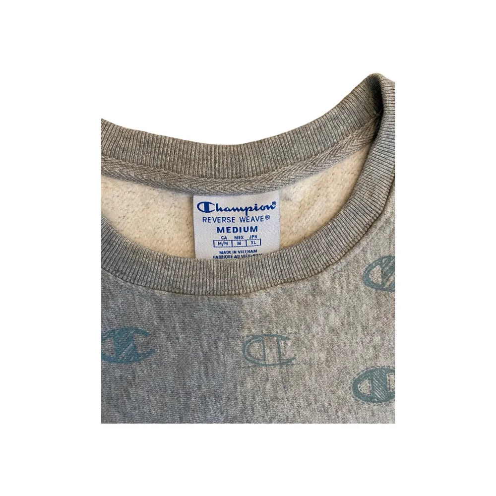 Champion Reverse Weave Vintage Sweatshirt 🤍  Pris: •250kr  Stl: M  Bredd 52cm Längd 56cm  Kontakta mig för mer info 🤩  . Hoodies.