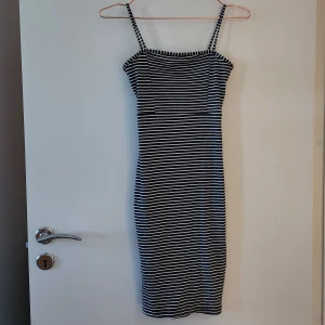 Sommarklänning - Snygg tight sommarklänning! Säljes pga för liten. Hör av dig om du har frågor!