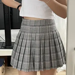 Denna kjolen har tyvärr blivit för liten för mig 😢endast använd några få gånger så den är som gott som ny, skulle tro det är ungefär stl S