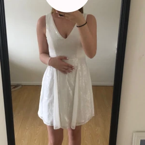 Student/avslutnings klänning - Säljer denna student/avslutnings klänning då jag inte kommer använda den igen. Den är ifrån bubbleroom. Jag är 162cm (frakten ligger på 69kr)