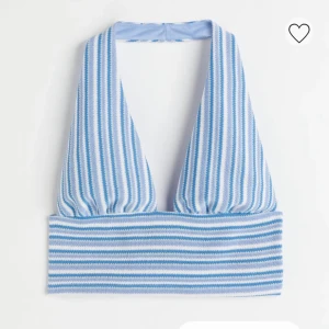 Sommartopp - En jättesöt Sommartopp som är köpt från hm. Säljer pågrund av att den är för liten för mig. Nypris 99kr men säljer för 50 då den aldrig är använd
