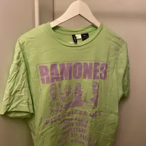 Ramones T-shirt. Aldrig andvänd. Därför nyskick. Superfin färg. 