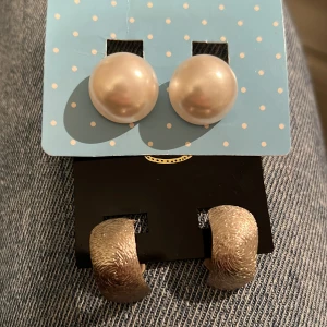 NYA Örhängen med clips - 2 par örhängen med clips säljes tillsammans för 40kr + frakt.  Hämtar du kan du välja ett par för 20kr. Hämtas på Hägerstensåsen eller ök. ✨