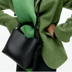 Arket väska  - En jättefin väska från arket.  Köpt för 1890kr, använd 1 gång. Obs saknar axelrems bandet. 