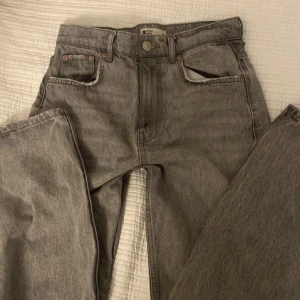 Gråa Gina jeans  - Köpte dom här på Plick men säljer för att dom inte var som jag förväntade mig, jätte fina dock och i bra skick. Skriv för mer bilder💓