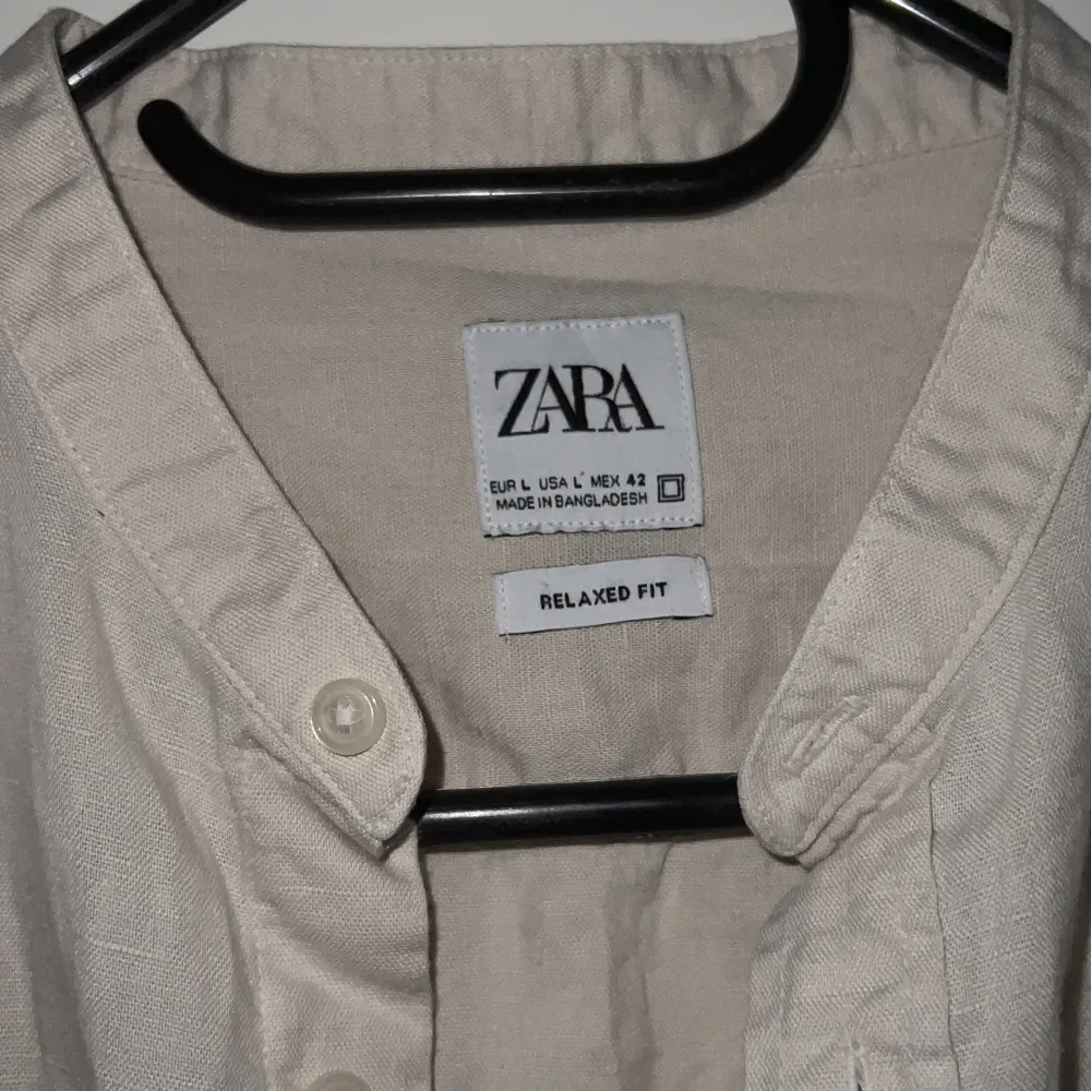 En linneskjorta från ZARA i storlek, L, oversized dessutom men jag i M bar den och den var extremt snygg.. Skjortor.