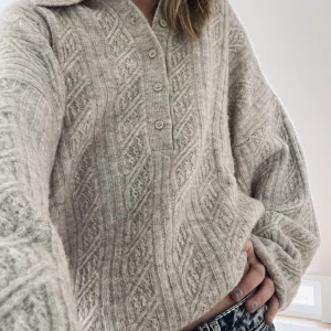 Stickad tröja - Super skön tröja som är lite over-sized! Knappt använd, köparen står för frakten💓