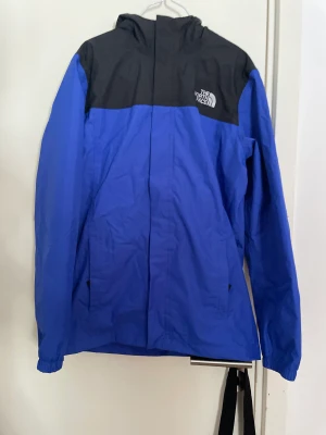 The north face windbreaker - Säljer min The north face windbreaker använd ett fåtal gånger