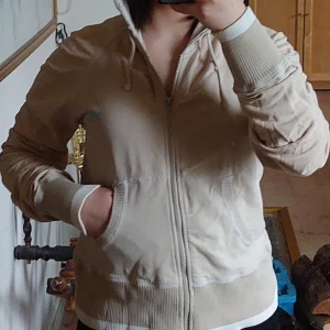 Huvtröja med dragkedja  - Tunn huvtröja med dragkedja från FRN by franca. Väl använd och har några fläckar. Pris kan diskuteras, bättre att den blir använd. 