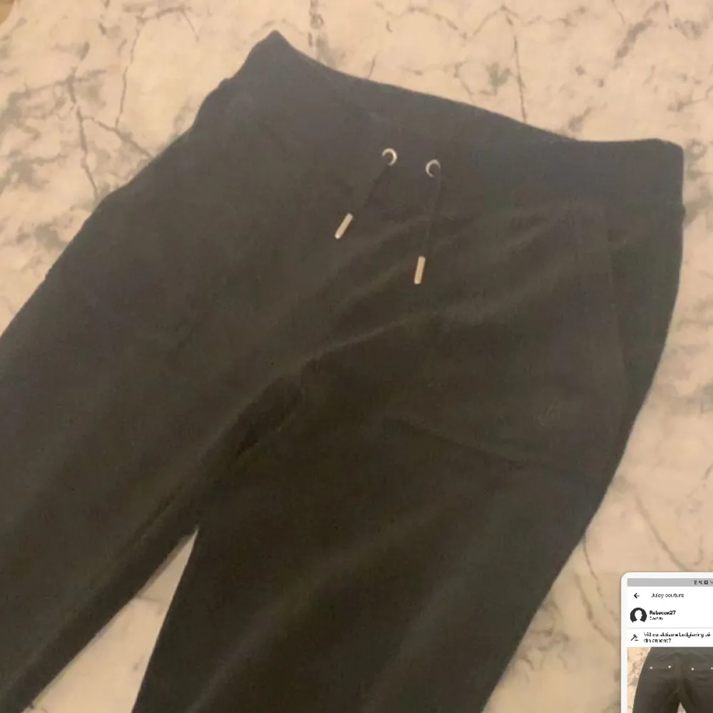 Juicy Couture del ray classic svarta i storlek xs bytes mot likadana i storlek m. Är sparsamt använda och endast tvättade 2 gånger är i utmärkt skick.. Jeans & Byxor.