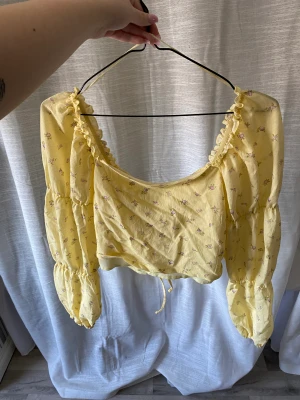 Topp - Säljer denna super fina topp, aldrig använd! Köpt för flera år sedan på BikBok men den har aldrig kommit till användning! Strl M