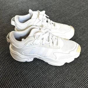 Adidas st38 - Väldigt fint skick.