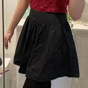 Svart klassisk kjol  - Söt kjol i lite tjockare/hårdare material så den är puffig. Aldrig använd. 158 men passar även den som har xs