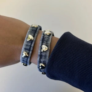 Jeans Armband nitar  - Säljer nu mitt fina jeans armband med nitar köpt av ett uf företag för 80 kr💕 säljer då det inte kommit till användning ❣️ använd gärna köp nu! SÄLJER ETT!