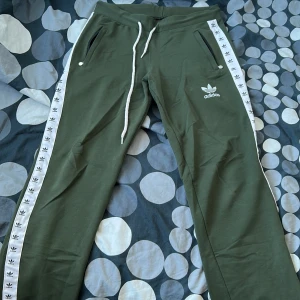Adidas byxor  - Gröna adidas byxor storlek M för 200kr  Priset kan diskuteras  Vid intresse av flera bilder kontakta mig 