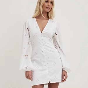 Studentklänning - Säljer denna slutsålda klänning från Nakd, aldrig använd och prislappen sitter kvar! Köpt för 600!💖