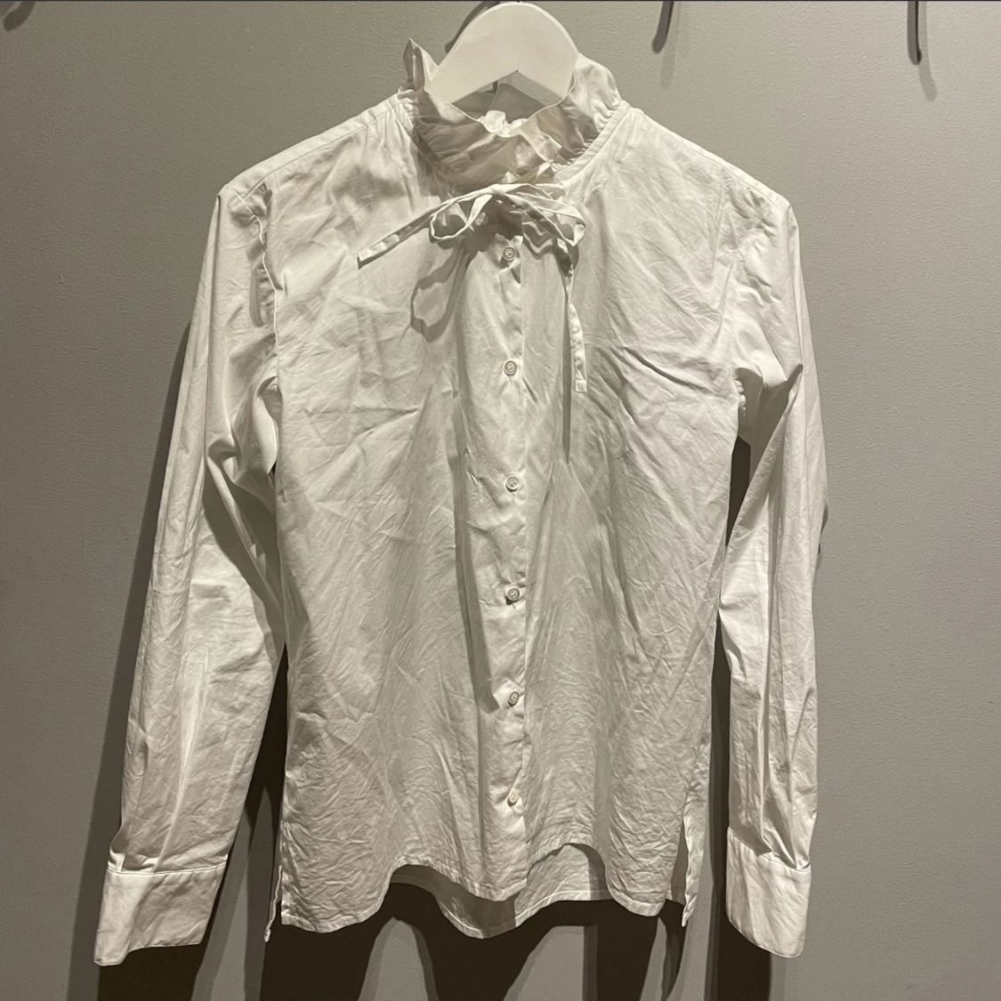 Vit knytblus i strl S 